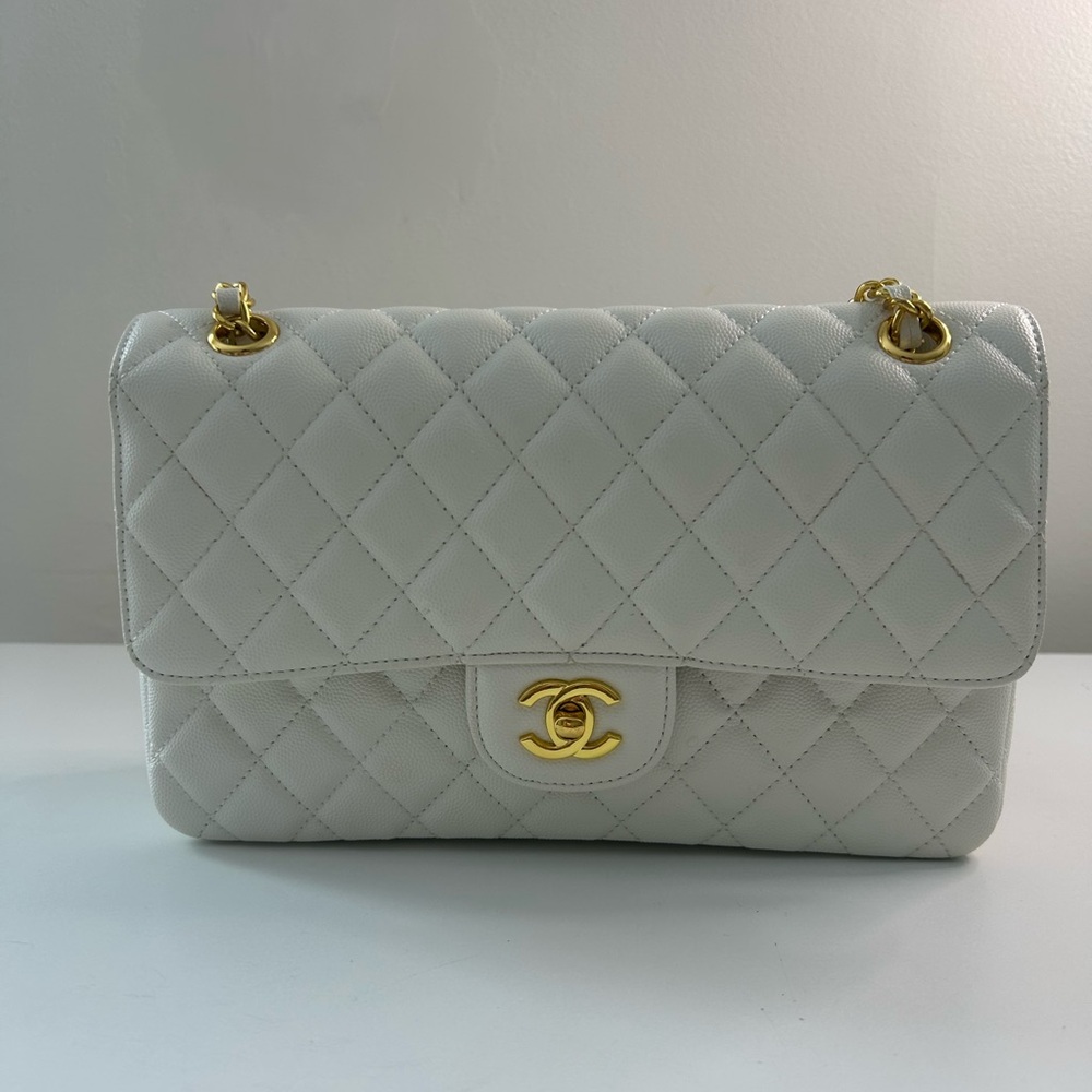 Chanel white Quilted Shoulder Bag with Gold Chain - Picture 2 of 8